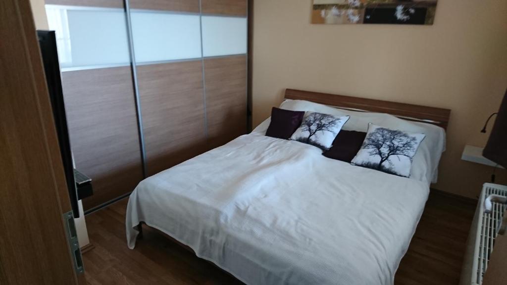 Postel nebo postele na pokoji v ubytování Galerius Golden Beach Apartment