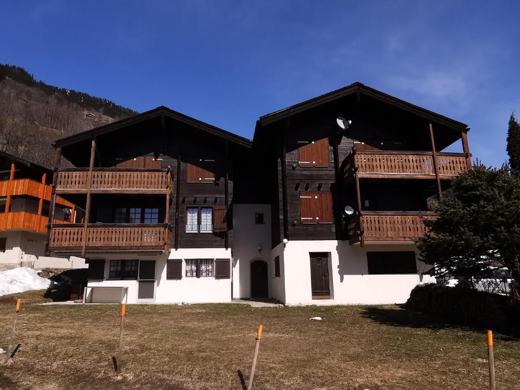 ein großes Gebäude mit Holzbalkonen darauf in der Unterkunft Residence Suisse RS1 in Blatten bei Naters