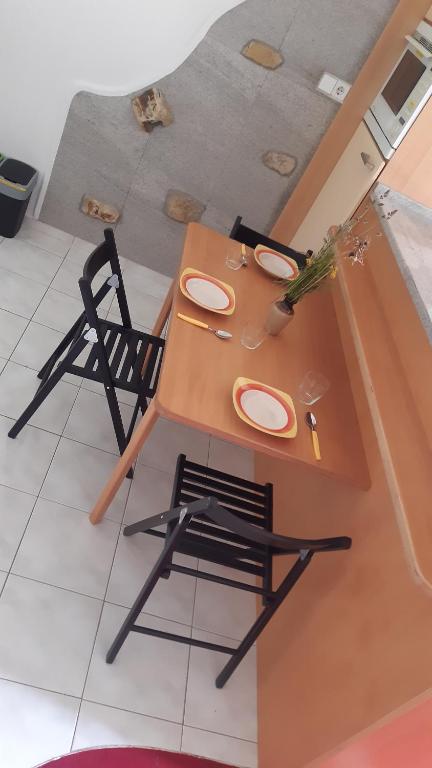 uma mesa com duas cadeiras e uma mesa com pratos em Wildente am See em Maishofen