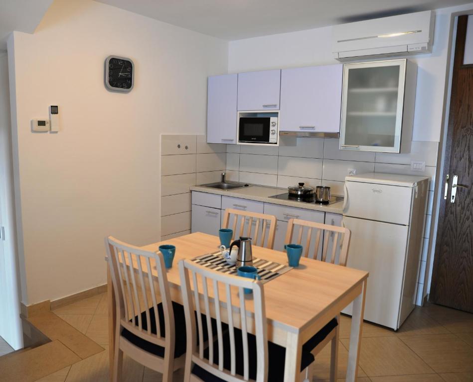 Kuchyň nebo kuchyňský kout v ubytování Apartments Palma & Pino