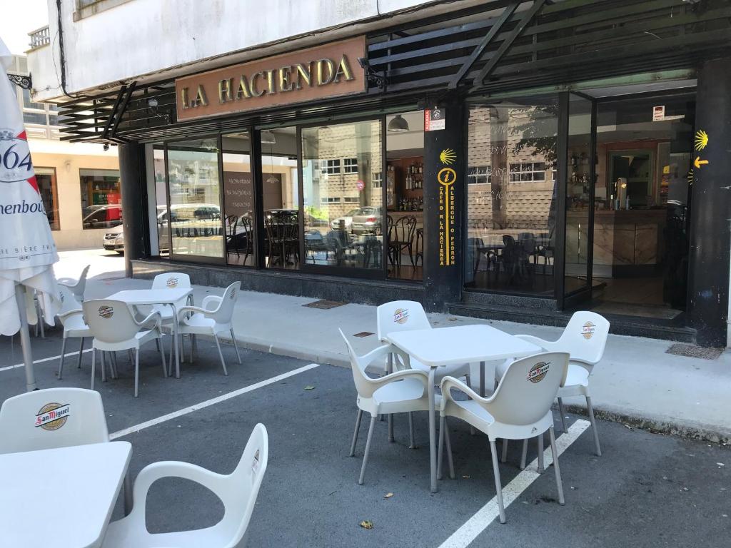 A restaurant or other place to eat at Albergue O Pedrón Hostel & Rooms