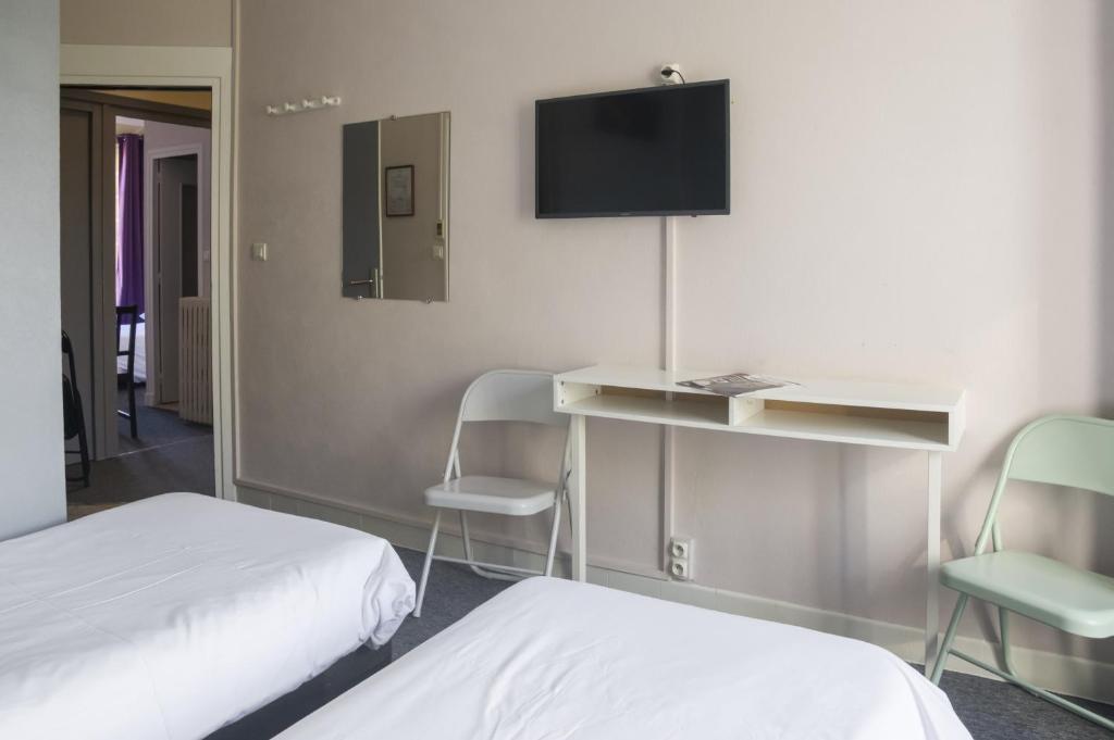 TV a/nebo společenská místnost v ubytování Citotel Hôtel Cesar
