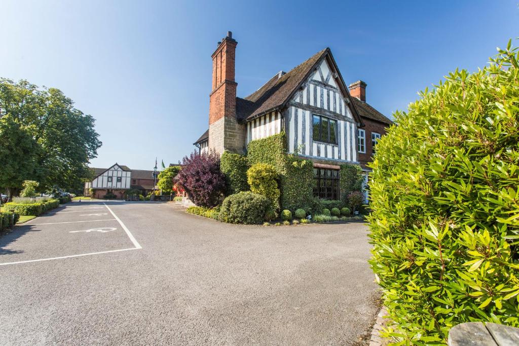 une maison avec un parking en face de celle-ci dans l'établissement The Moat House, à Stafford