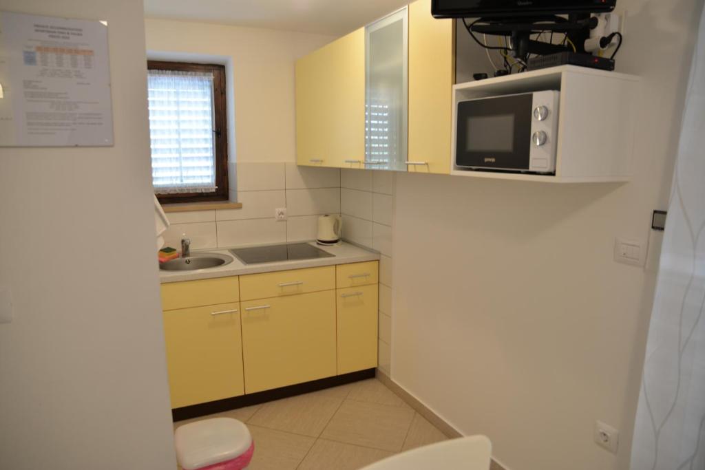 Kuchyň nebo kuchyňský kout v ubytování Apartments Palma & Pino