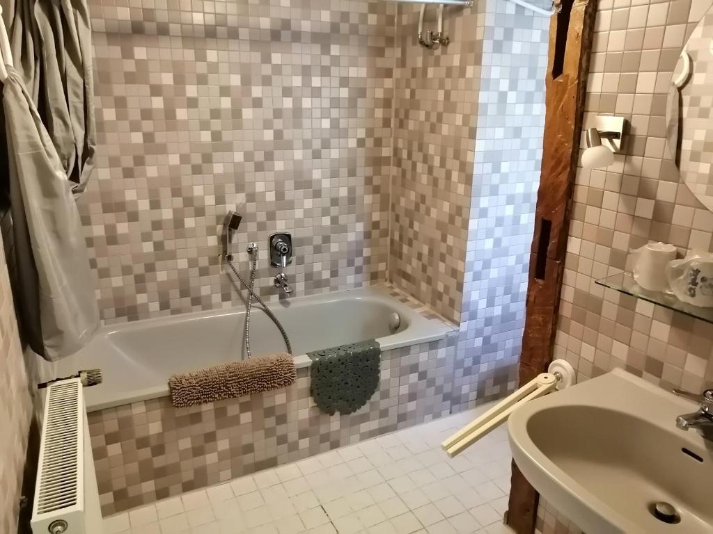 Ett badrum på Gästehaus Pension Romantika
