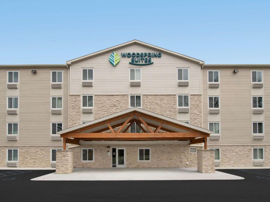 un gran edificio con un cartel encima en WoodSpring Suites Atlanta Conyers en Conyers