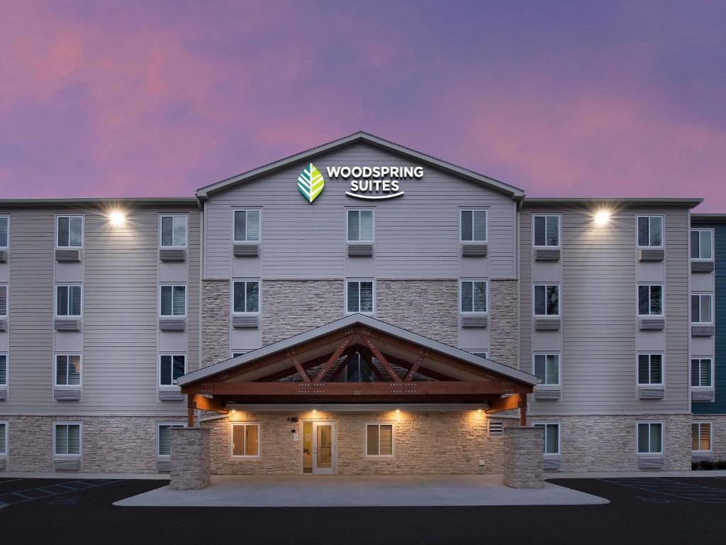 a front view of a hotel with a building at Woodspring Suites Atlanta Stockbridge in Stockbridge