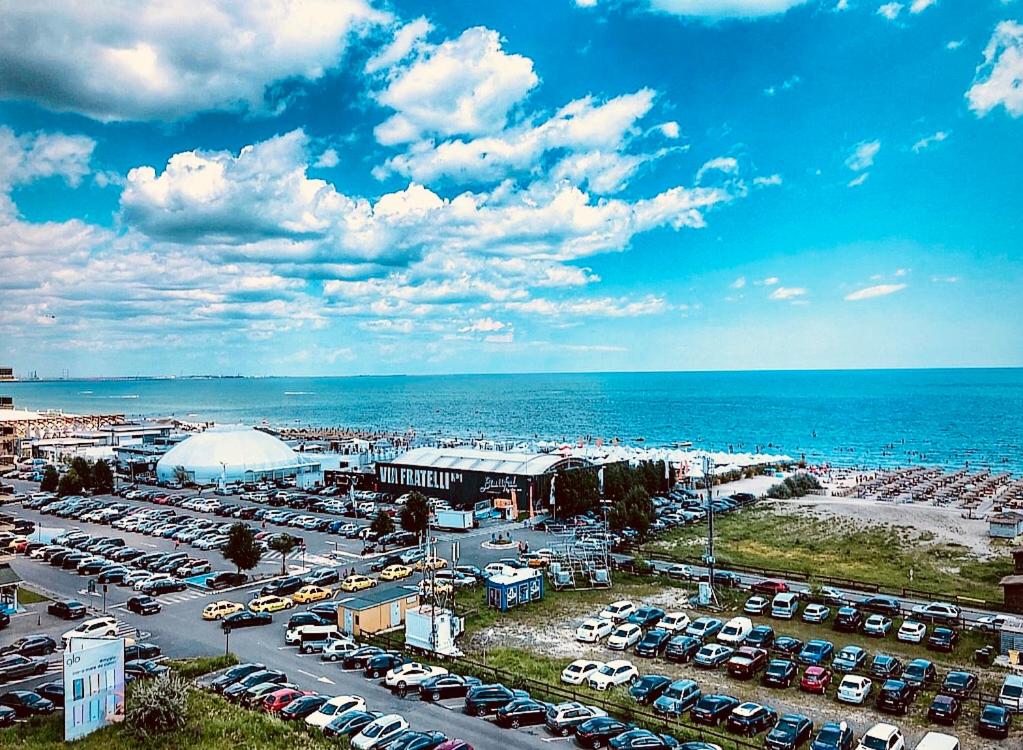 an aerial view of a parking lot next to the ocean at Scoica Alba Mamaia Nord Summerland in Mamaia