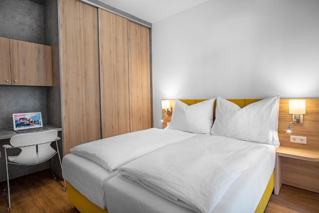 Postel nebo postele na pokoji v ubytování Szent Bernadett Családi Apartmanház