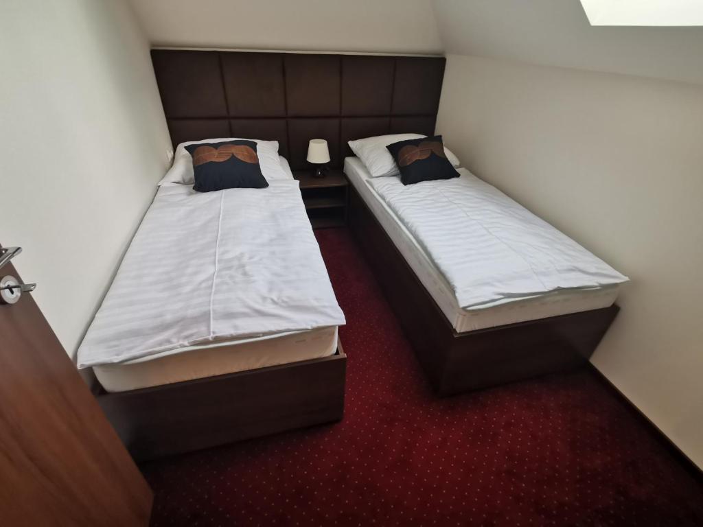 A bed or beds in a room at Termál Apartmanház