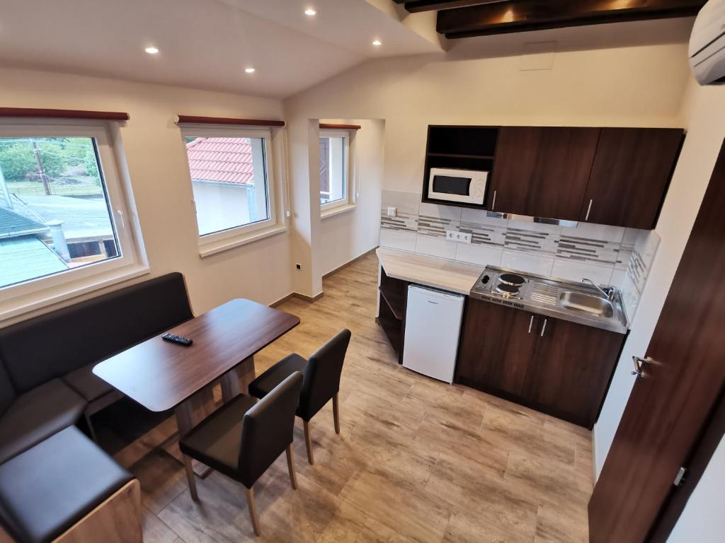 A kitchen or kitchenette at Termál Apartmanház
