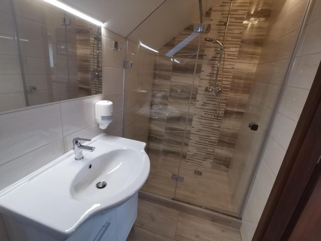 A bathroom at Termál Apartmanház