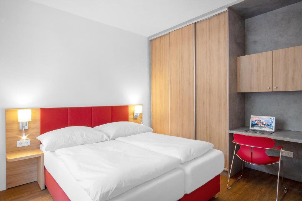 Postel nebo postele na pokoji v ubytování Szent Bernadett Családi Apartmanház