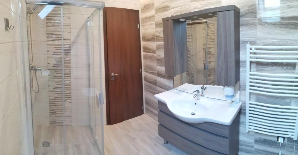 A bathroom at Termál Apartmanház