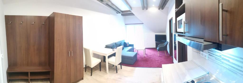 A kitchen or kitchenette at Termál Apartmanház