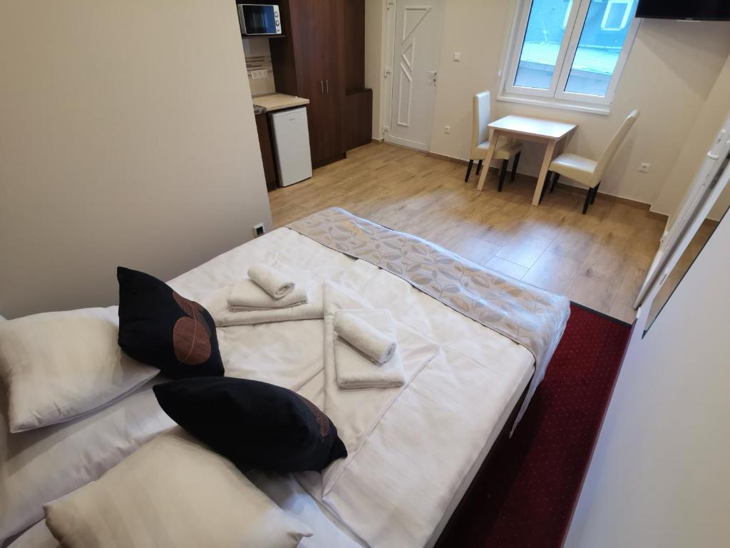 A bed or beds in a room at Termál Apartmanház