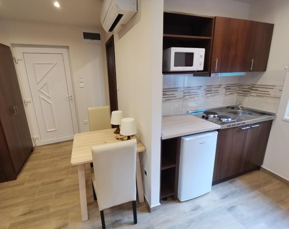 A kitchen or kitchenette at Termál Apartmanház