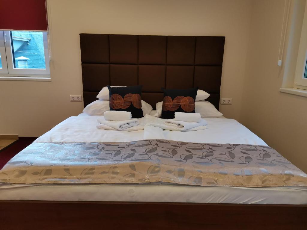 A bed or beds in a room at Termál Apartmanház