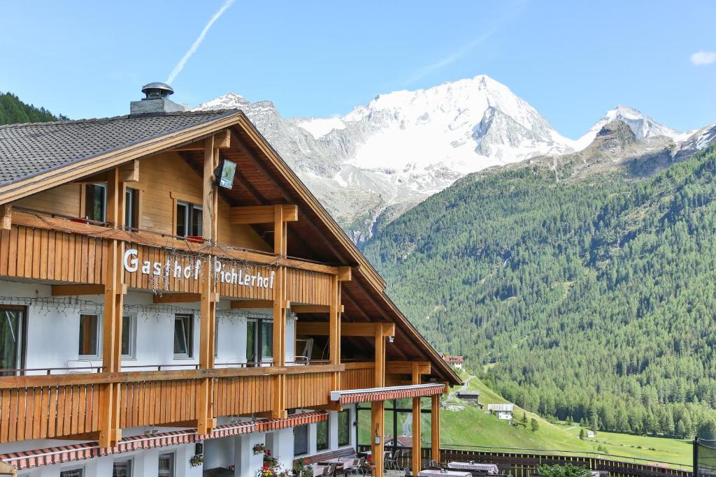 Nespecifikovaný výhled na hory nebo výhled na hory při pohledu z hotelu