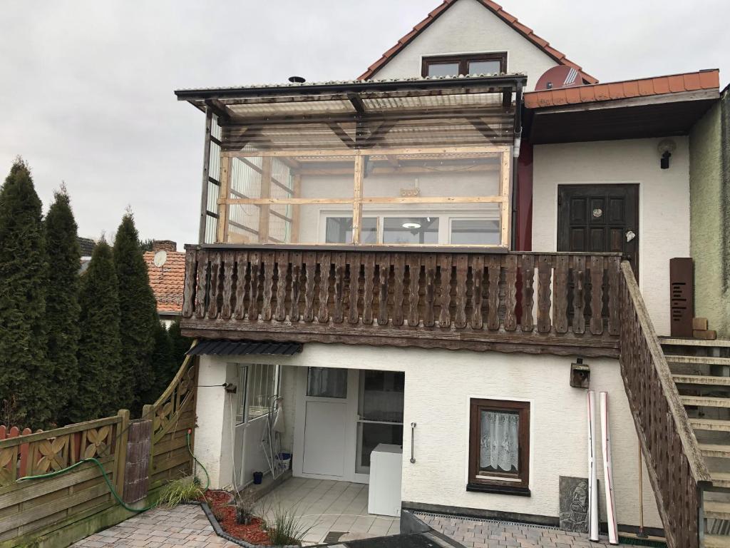 una casa in costruzione con tetto in legno di Ferienwohnung mit Herz a Trendelburg