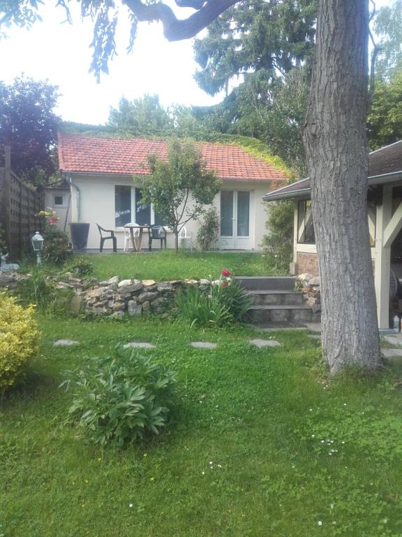 une maison avec un arbre dans la cour dans l'établissement Maison proche de Paris 15 minutes, à Deuil-la-Barre