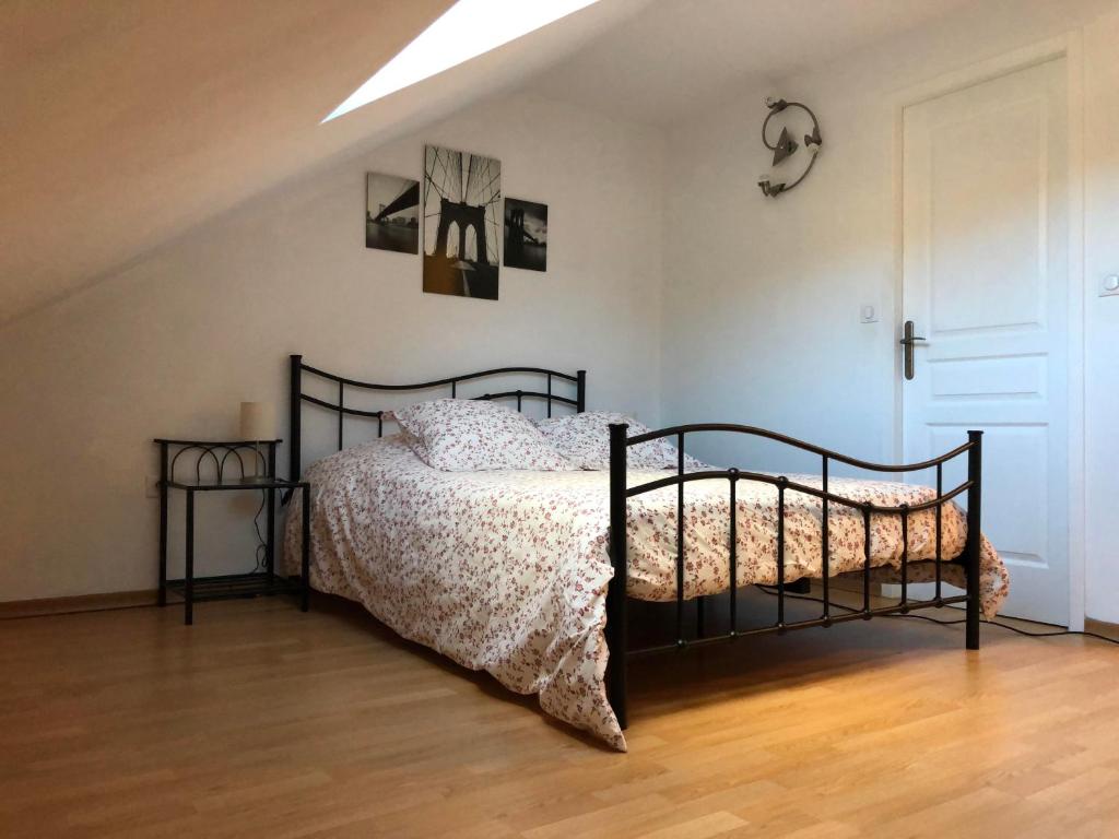 sypialnia z czarnym łóżkiem w pokoju w obiekcie chez Suzanne w mieście Chooz