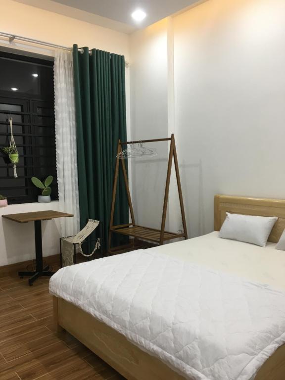 Postel nebo postele na pokoji v ubytování Ken King 2 - homestay gần biển giá rẻ