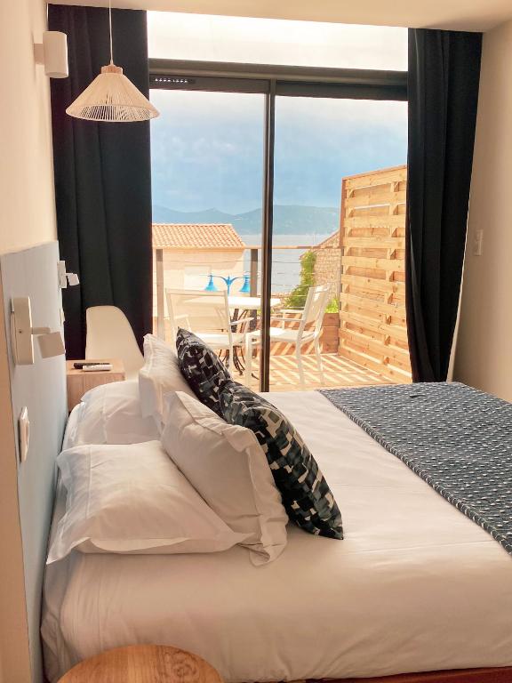 Postel nebo postele na pokoji v ubytování Auberge Kallisté - Eco Label