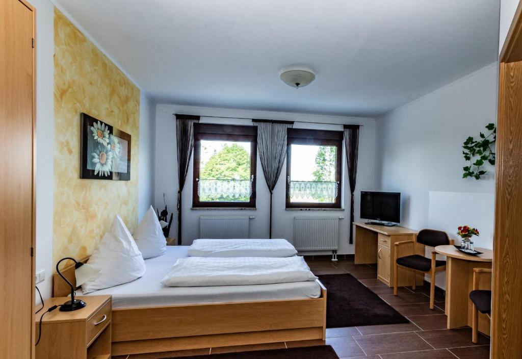 Postel nebo postele na pokoji v ubytování Pension zum Reiterhof