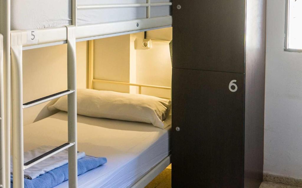 Postel nebo postele na pokoji v ubytování Casa Grande Surf Hostel