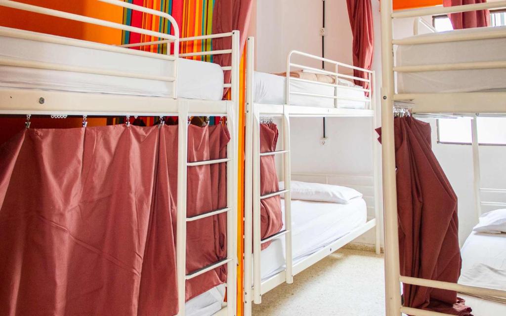 Un pat sau paturi într-o cameră la Casa Grande Surf Hostel