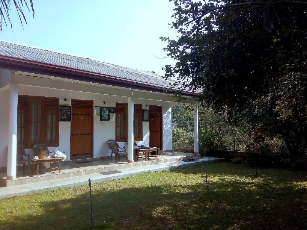mały dom z patio i dziedzińcem w obiekcie River Nature Park w mieście Polonnaruwa