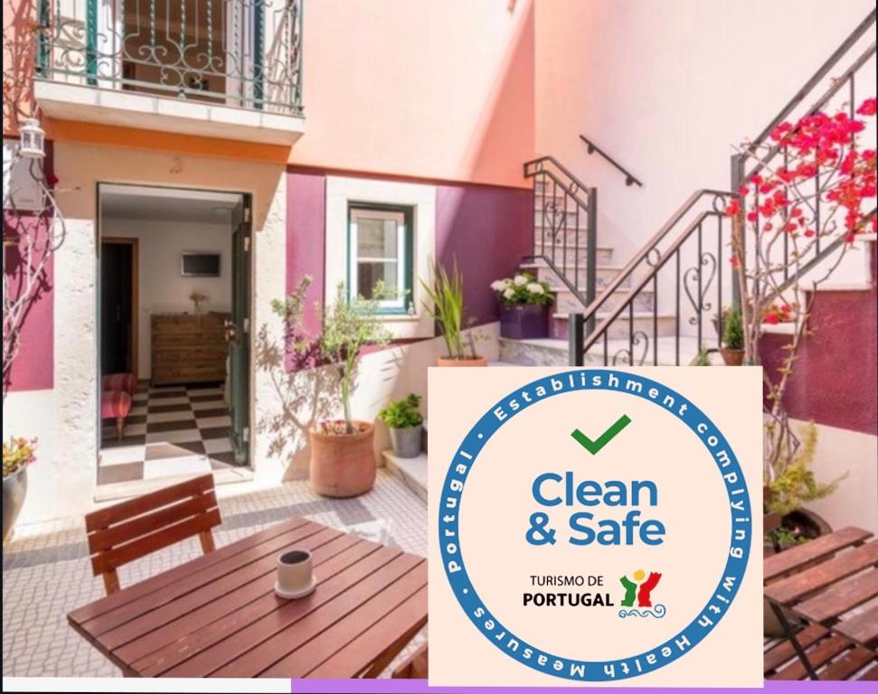 uma foto de uma casa com uma placa que diz limpo e seguro em Pateo Santo Estevao-Self Catering Apartments em Lisboa