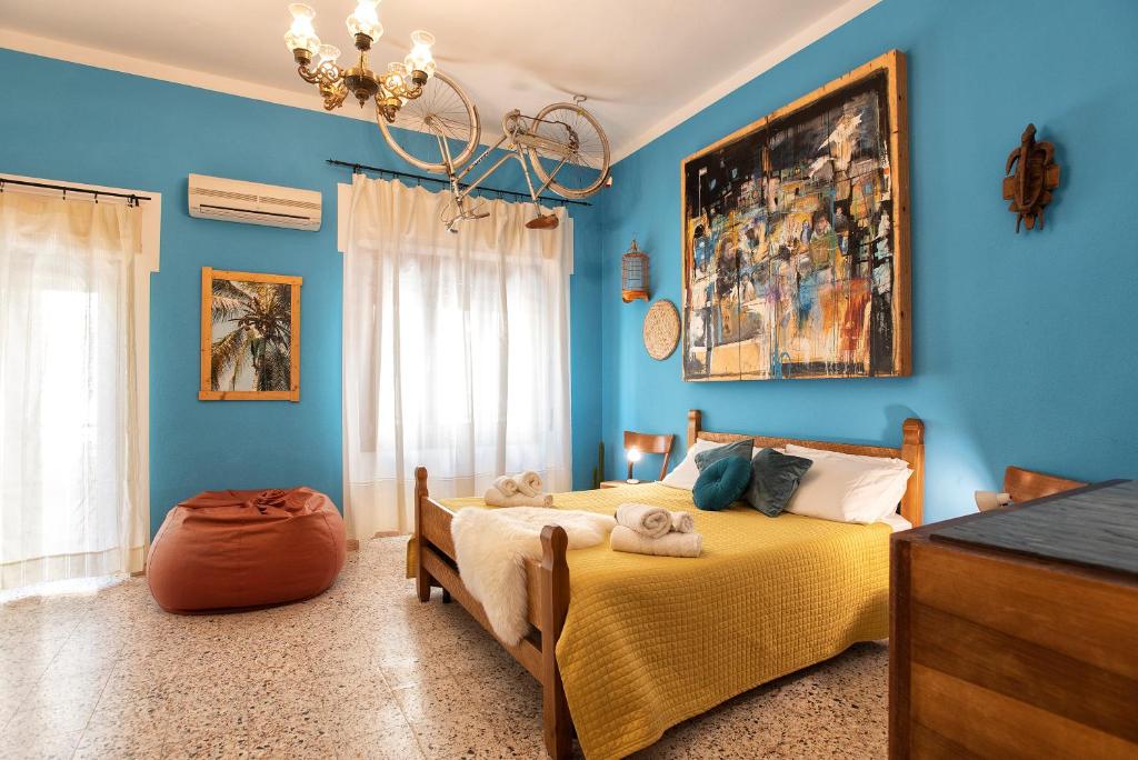 een slaapkamer met blauwe muren en een bed met knuffels erop bij Boipeba Guesthouse in Alghero