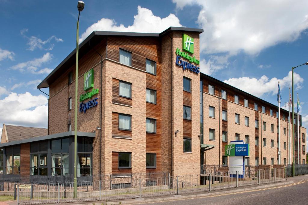 um grande edifício de tijolos ao lado de uma rua em Holiday Inn Express Hemel Hempstead, an IHG Hotel em Hemel Hempstead