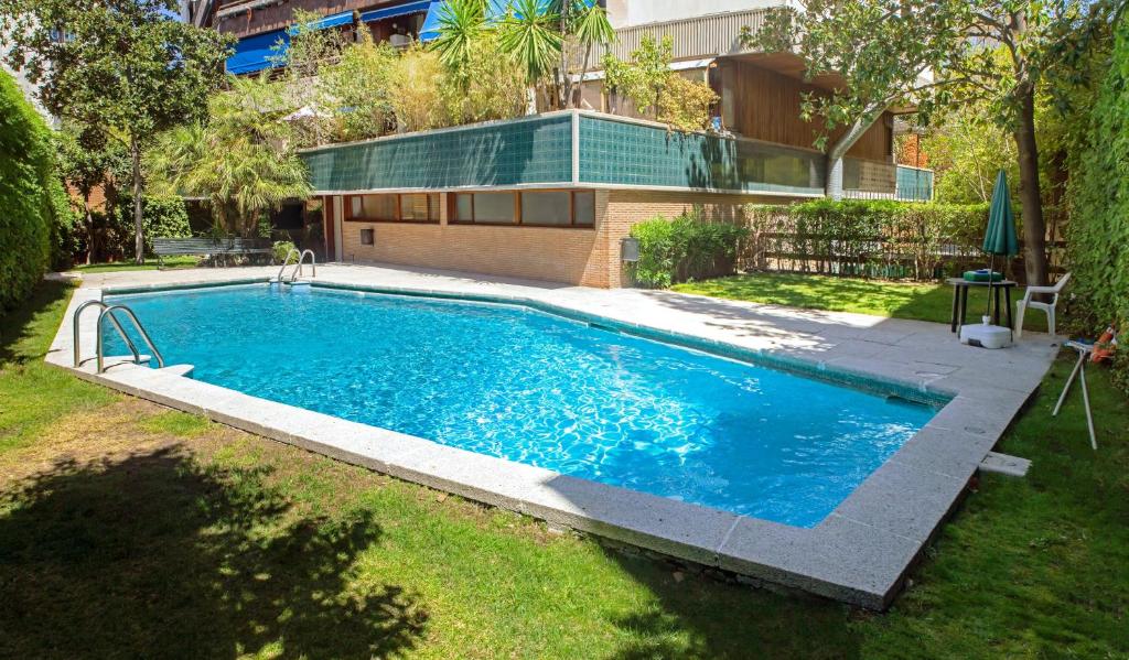 Бассейн в Studio with shared pool enclosed garden and wifi at Madrid или поблизости