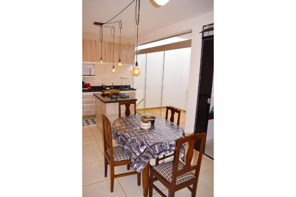 cocina y comedor con mesa y sillas en Apartamento novo, completo e com ótima localização, en Pirassununga