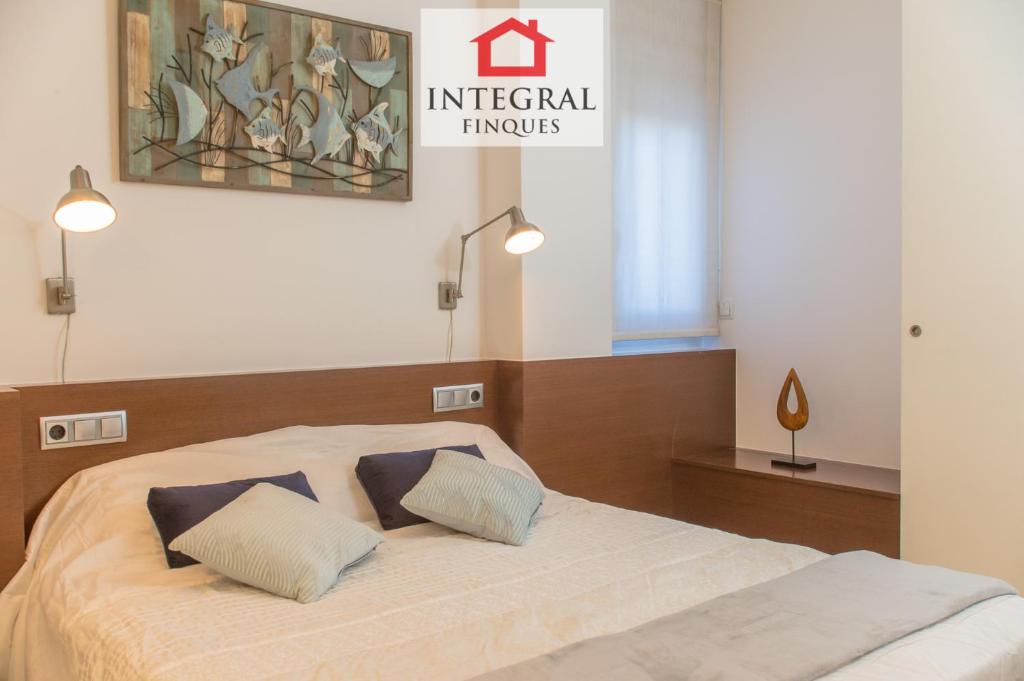 Posteľ alebo postele v izbe v ubytovaní Palamós BeachFront Apartment