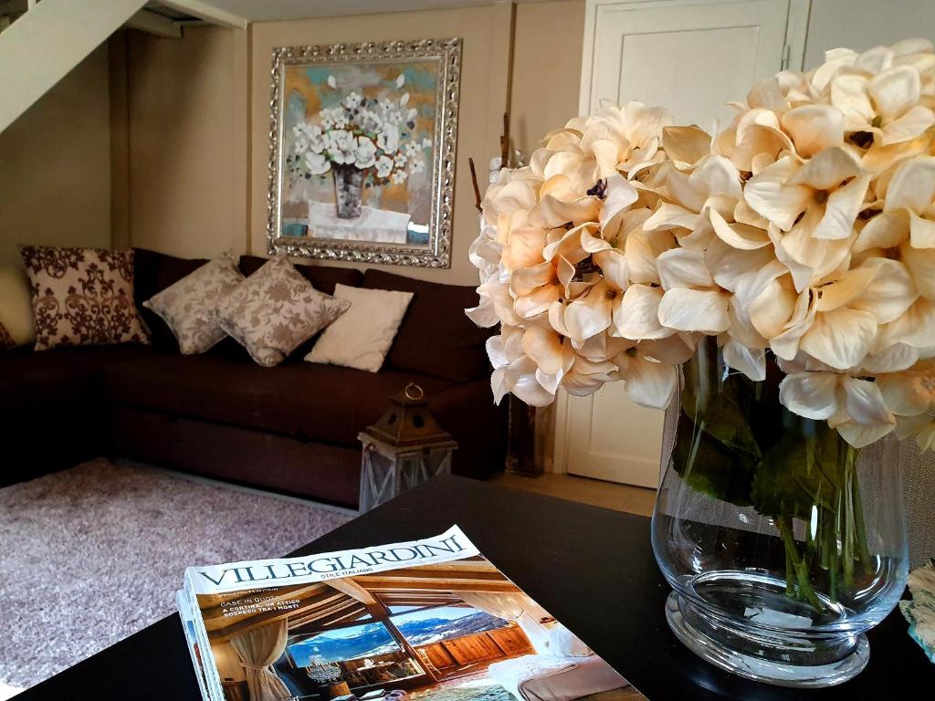 a living room with a vase of flowers on a table at Apartment Ponte Vecchio in Florence