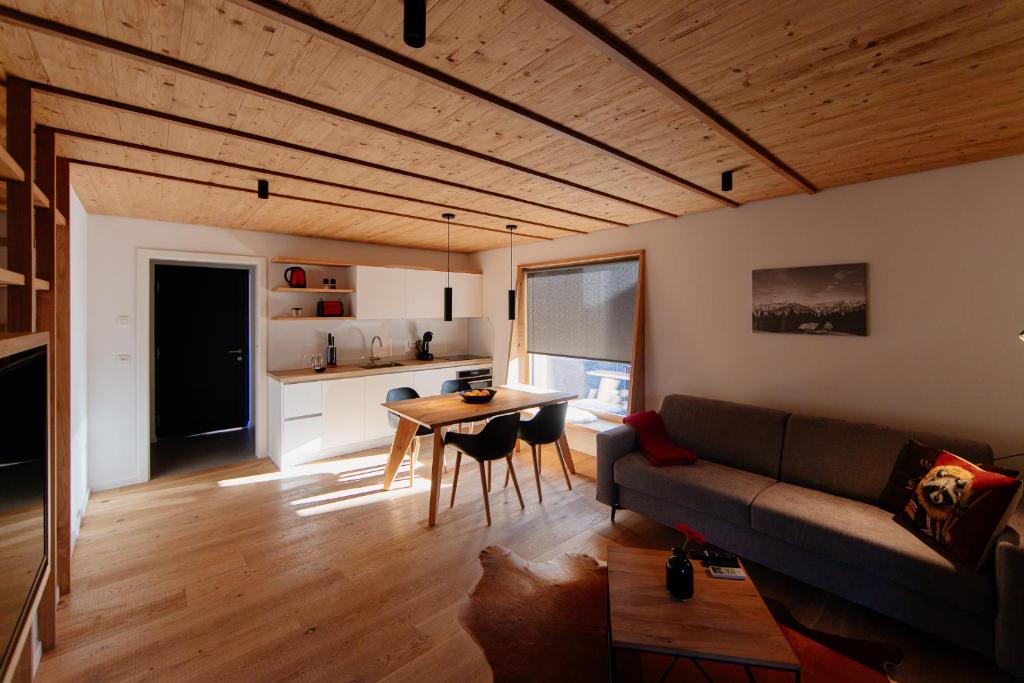 ein Wohnzimmer mit einem Sofa und einem Tisch in der Unterkunft Apartmaji štAla in Kranjska Gora