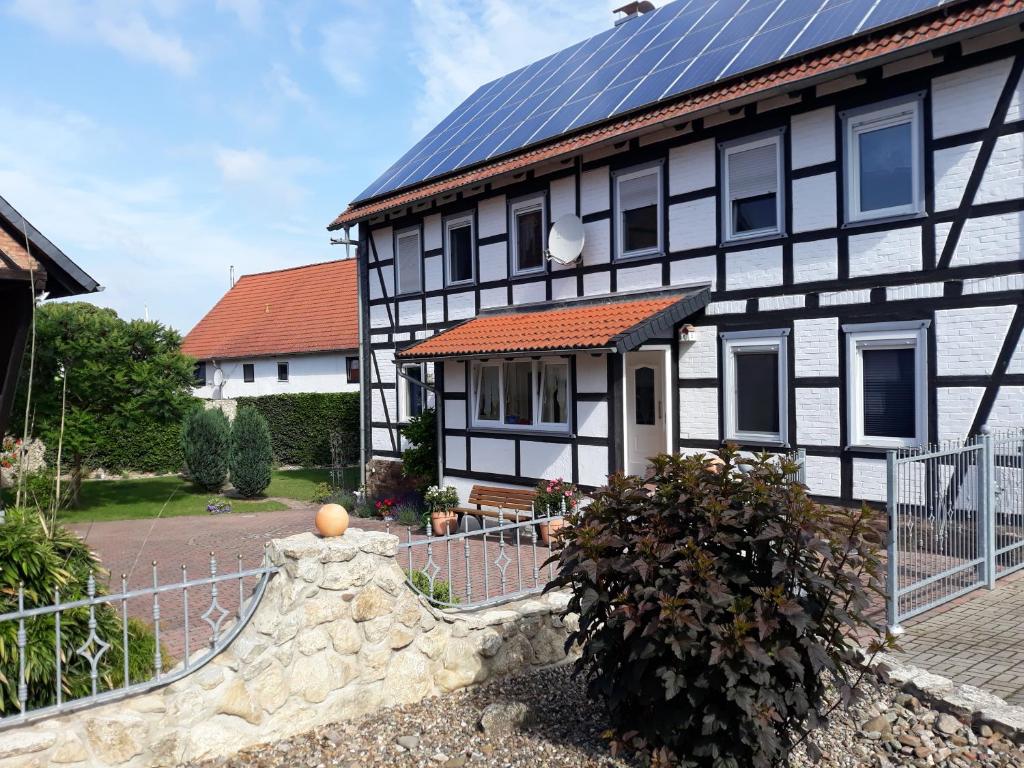una casa con paneles solares en el techo en Ferienwohnung Künne, en Gevensleben