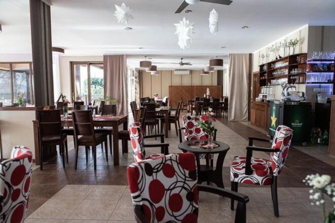 een eetkamer met tafels en stoelen in een restaurant bij Mlyn Penzion & Wellness in Radvaň nad Dunajom