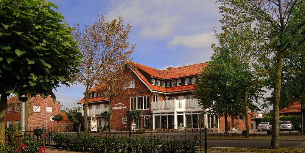 un gran edificio de ladrillo con techo rojo en Hotel-Restaurant Ammertmann, en Gronau