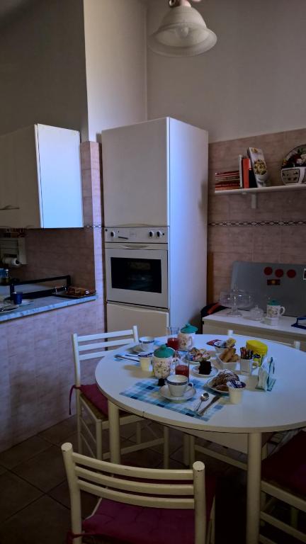 A kitchen or kitchenette at Around The Corner Colosseo B&B