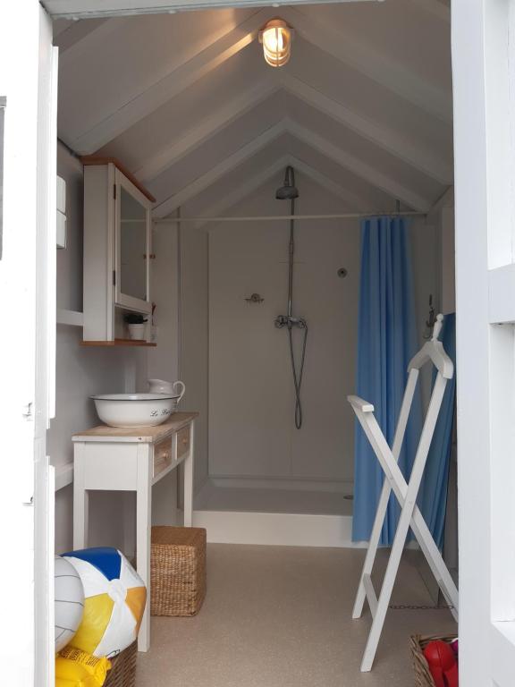 Koupelna v ubytování Casa-Cosi, tourist & business suites & flats with reserved parking and private terraces in shared garden with seasonal pool included, private sauna available