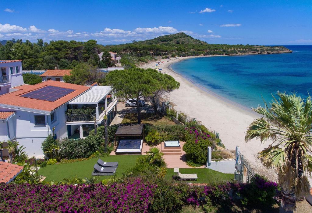 an aerial view of a house and the beach at Villa Aurora in Pula