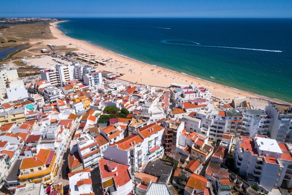 رزرو هتل و هاستل، آپارتمان Pé na Areia، Armação de Pêra, 09197245266