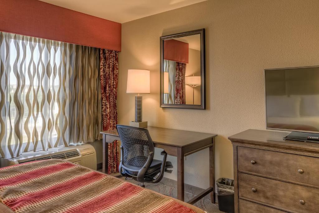 Postel nebo postele na pokoji v ubytování La Quinta by Wyndham Pigeon Forge