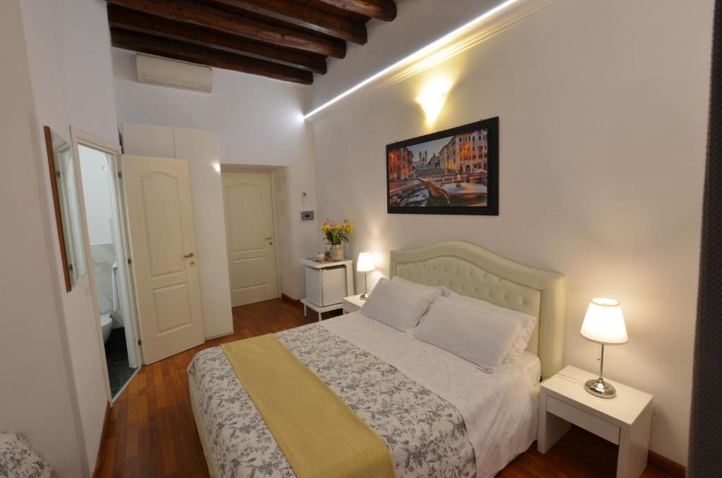 A bed or beds in a room at Notti A Roma