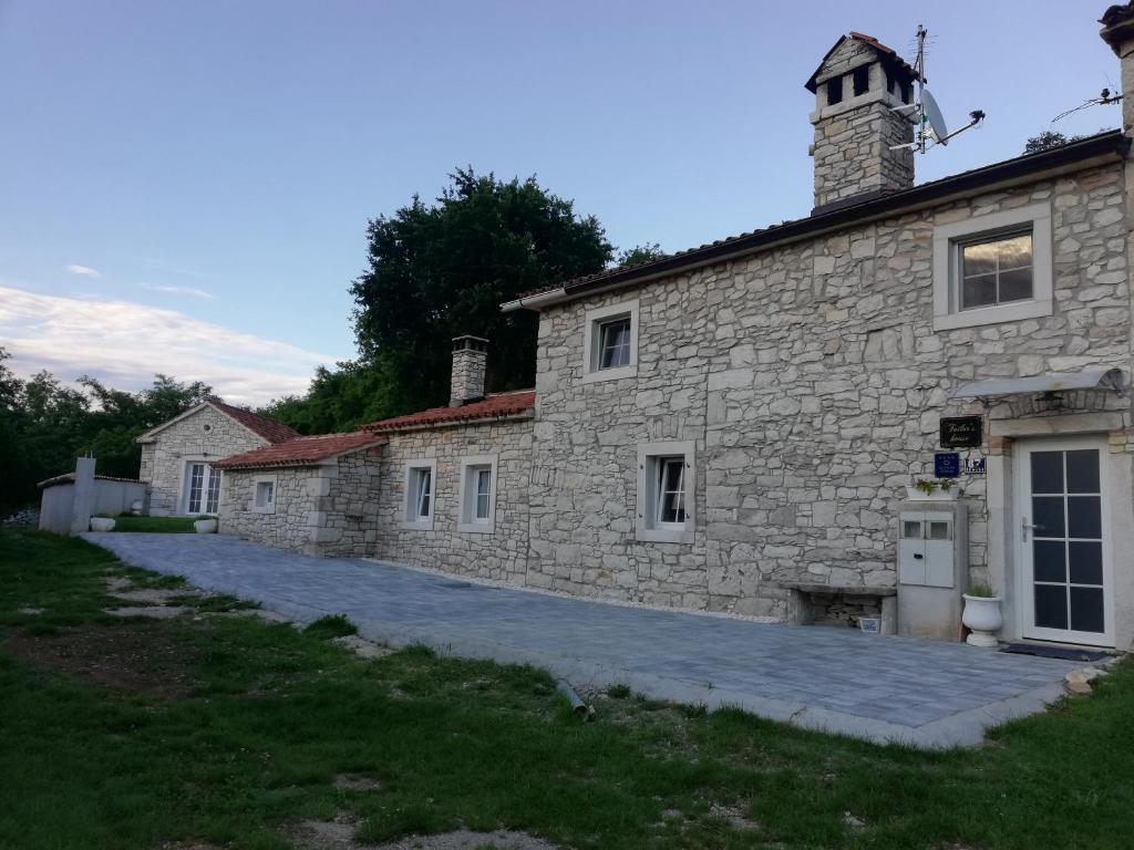 Budova, v ktorej sa dovolenkový dom nachádza